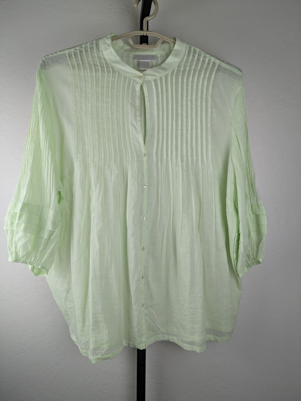 Soft Surroundings Pintuck Pleated Button Front Shirt Keyhole Opening Green